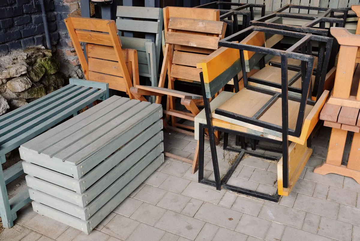 Finishing Cedar for Outdoor Furniture: Oils, Stains, and UV Protection Compared